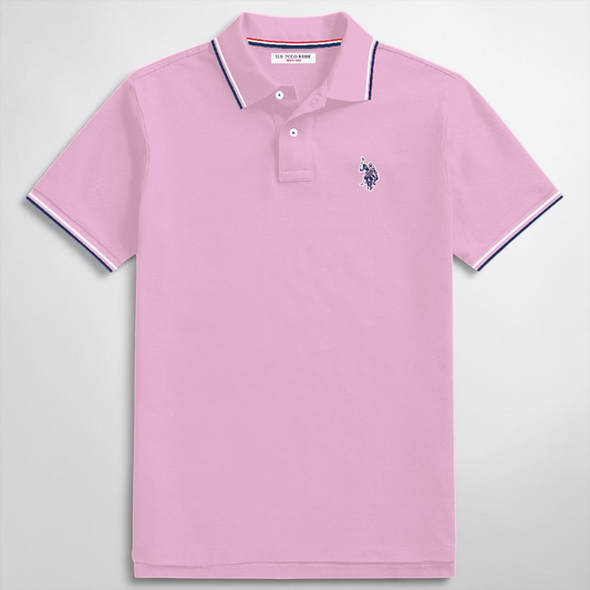 Polo www.treshop.com.co rosado de algodón piqué con corte custom fit, logo bordado y detalles en cuello y mangas.