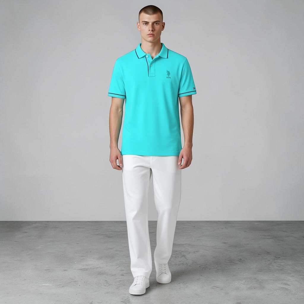 Hombre vistiendo polo turquesa de www.treshop.com.co con detalles en contraste y logo bordado en el pecho