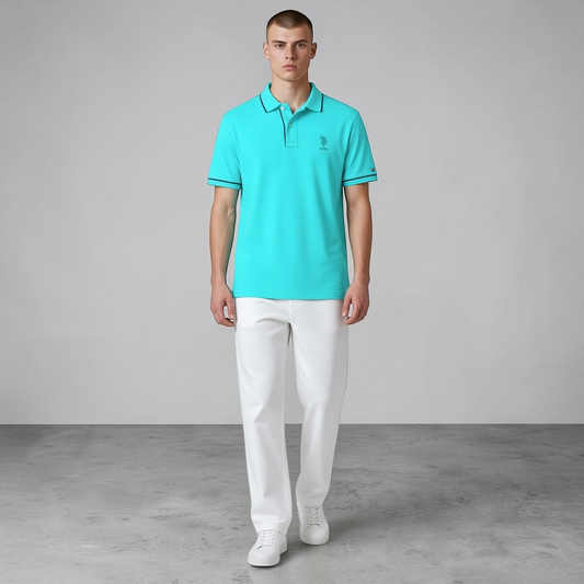 Hombre vistiendo polo turquesa de www.treshop.com.co con detalles en contraste y logo bordado en el pecho