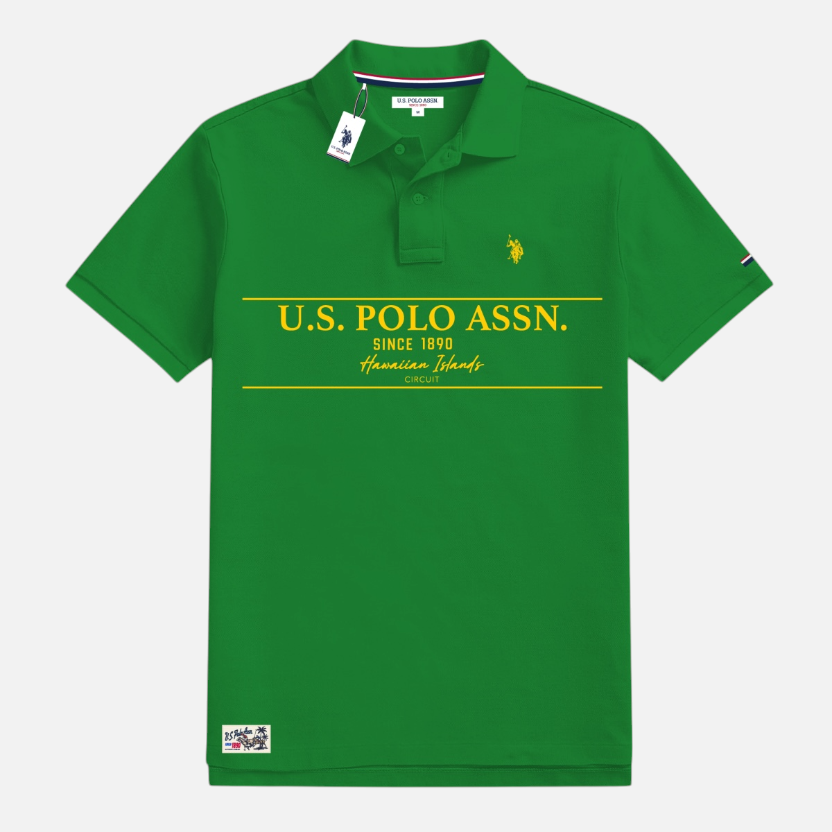 Polo verde de algodón para hombre de www.treshop.com.co con estampado frontal amarillo y logo bordado en el pecho