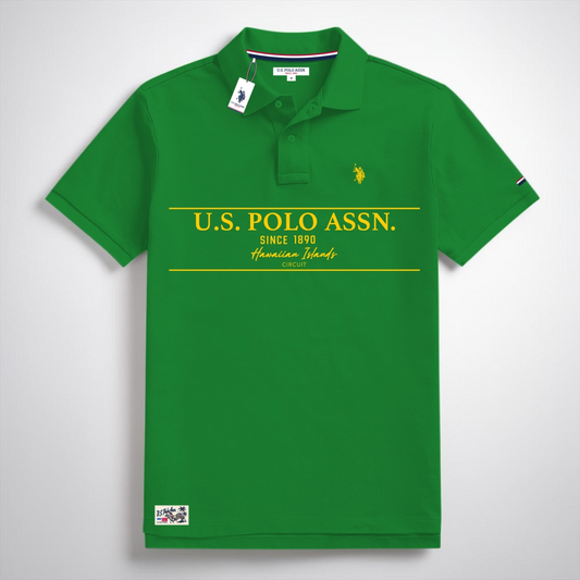 Polo verde para hombre de www.treshop.com.co con estampado gráfico hawaiano y logo bordado en el pecho