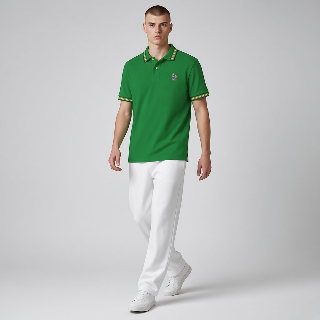 Hombre vistiendo polo verde www.treshop.com.co con cuello y mangas a rayas, logo bordado y pantalones blancos
