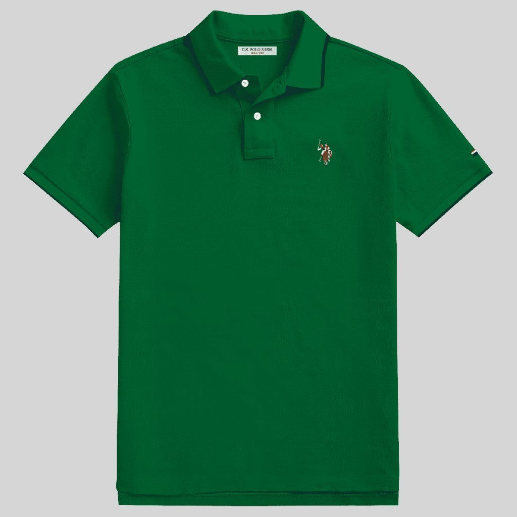 Camiseta polo verde para hombre de www.treshop.com.co con cuello acanalado y logotipo bordado en el pecho