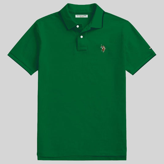 Camiseta polo verde para hombre de www.treshop.com.co con cuello acanalado y logotipo bordado en el pecho
