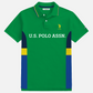 Camiseta polo verde www.treshop.com.co con detalles en azul y amarillo, logotipo bordado y paneles laterales
