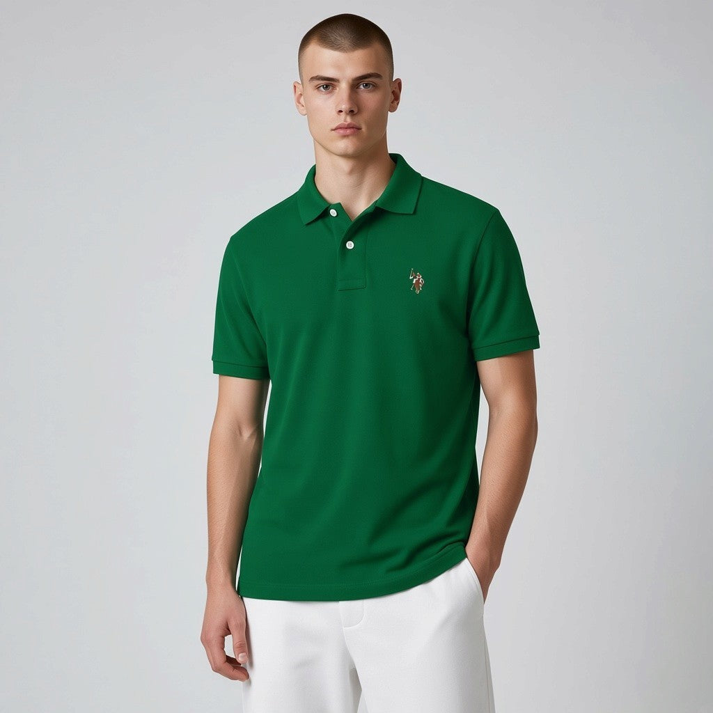 Hombre vistiendo polo verde de algodón U.S. Polo Assn. de www.treshop.com.co con cuello y logo bordado en el pecho