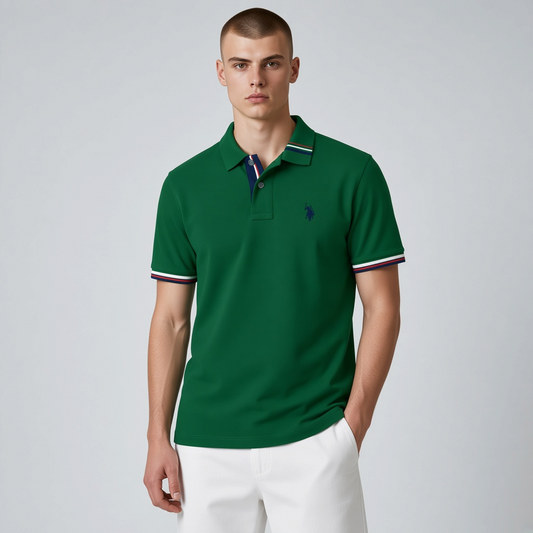 Hombre vistiendo polo verde www.treshop.com.co con detalles tricolores en cuello y mangas y logo bordado en el pecho