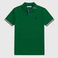 Polo verde para hombre www.treshop.com.co con detalles tricolores en cuello y mangas y logotipo bordado en el pecho
