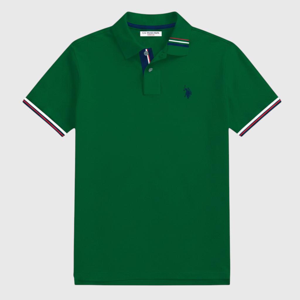Polo verde para hombre www.treshop.com.co con detalles tricolores en cuello y mangas y logotipo bordado en el pecho