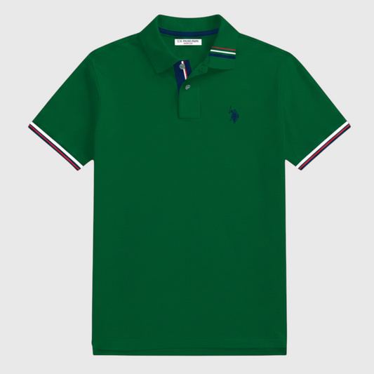 Polo verde para hombre www.treshop.com.co con detalles tricolores en cuello y mangas y logotipo bordado en el pecho