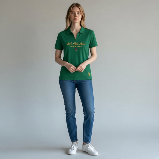 Mujer vistiendo polo verde de www.treshop.com.co con logo bordado, cuello abierto y jeans azules