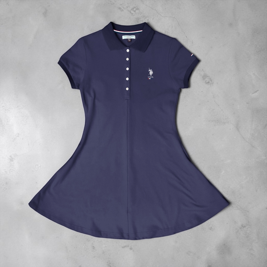 Vestido tipo polo azul marino de www.treshop.com.co con cuello clásico, botones y logo bordado en punto transpirable
