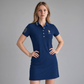 Modelo vistiendo vestido tipo polo azul marino de www.treshop.com.co con bordados dorados y cierre de botones