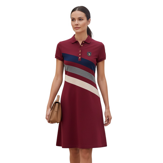 Modelo vistiendo vestido tipo polo burdeos con franjas diagonales y logo de www.treshop.com.co en el pecho