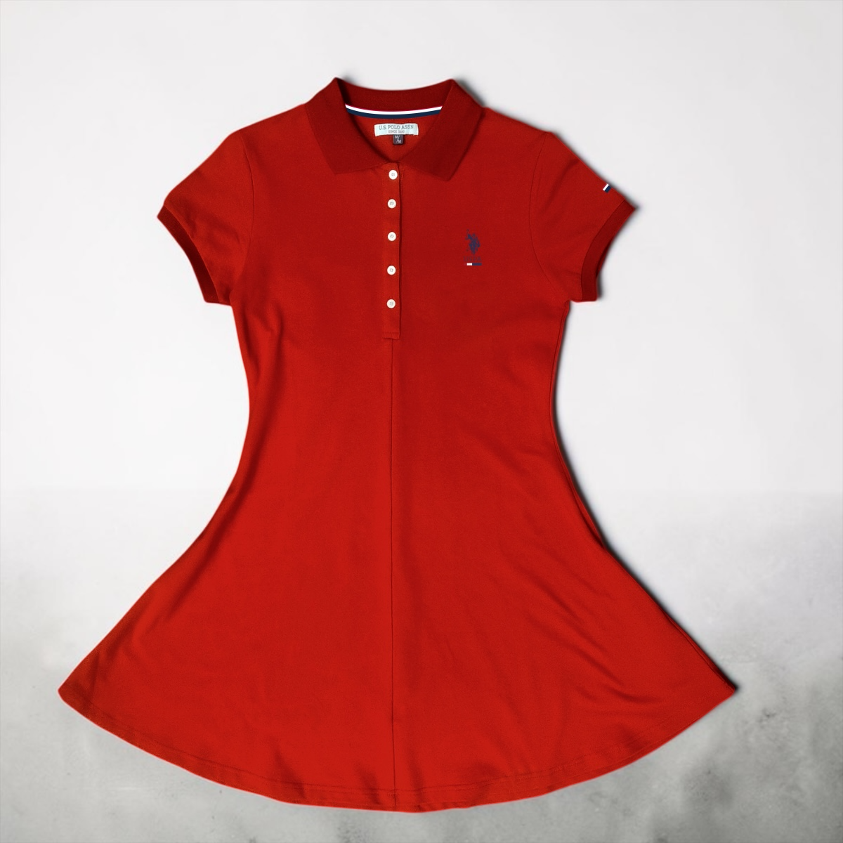 Vestido tipo polo rojo de www.treshop.com.co para mujer en algodón con cuello clásico y logo bordado en el pecho.