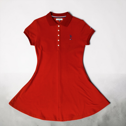 Vestido tipo polo rojo de www.treshop.com.co para mujer en algodón con cuello clásico y logo bordado en el pecho.